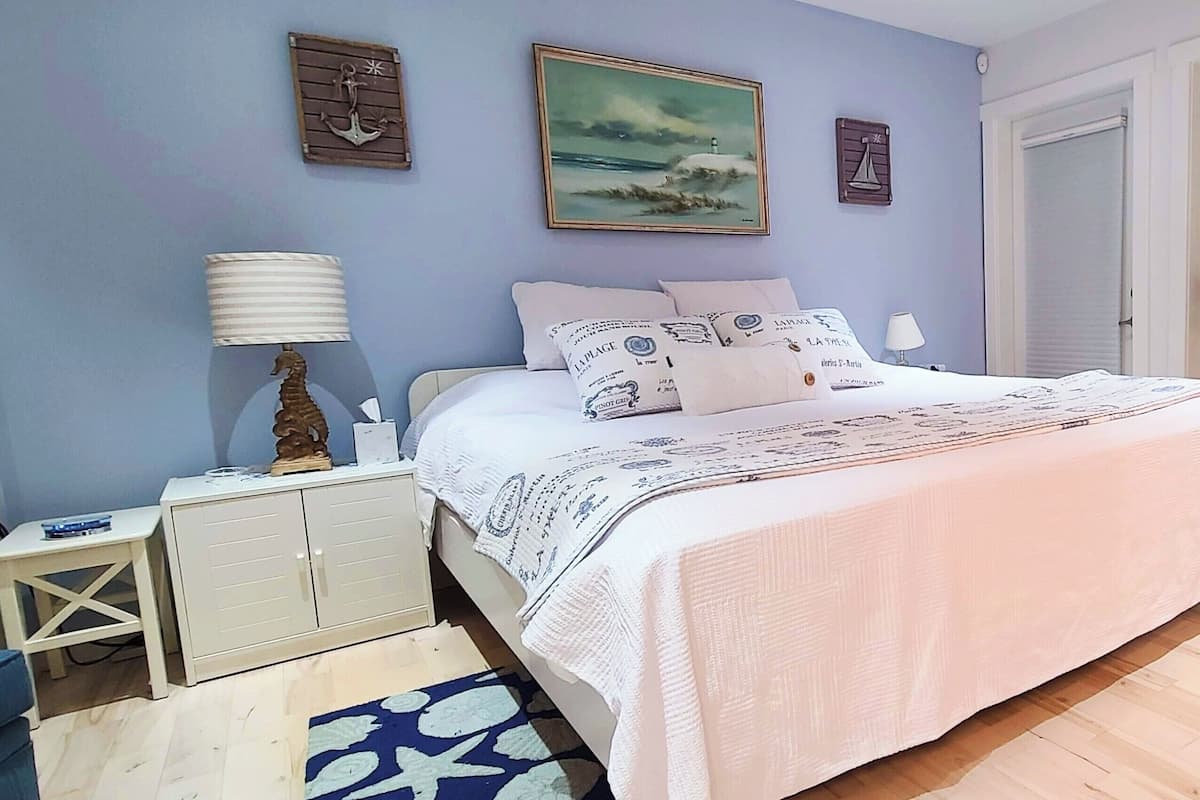 Premium bedding, down comforters, pillowtop beds, desk