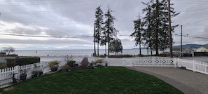 Blackout drapes, iron/ironing board, free WiFi, bed sheets - Oceanside Villas (Sechelt)