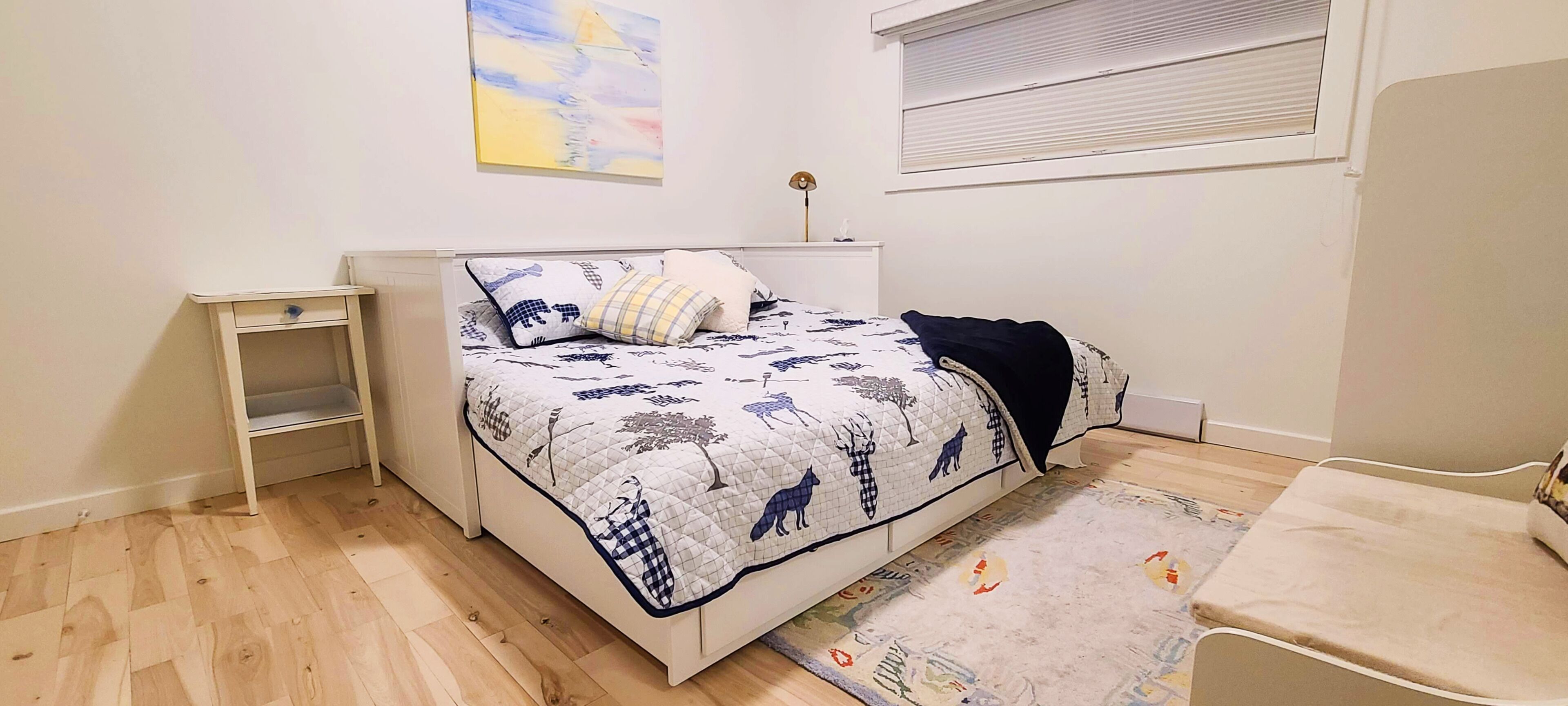 高級寝具、羽毛の掛け布団、ピロートップベッド、デスク