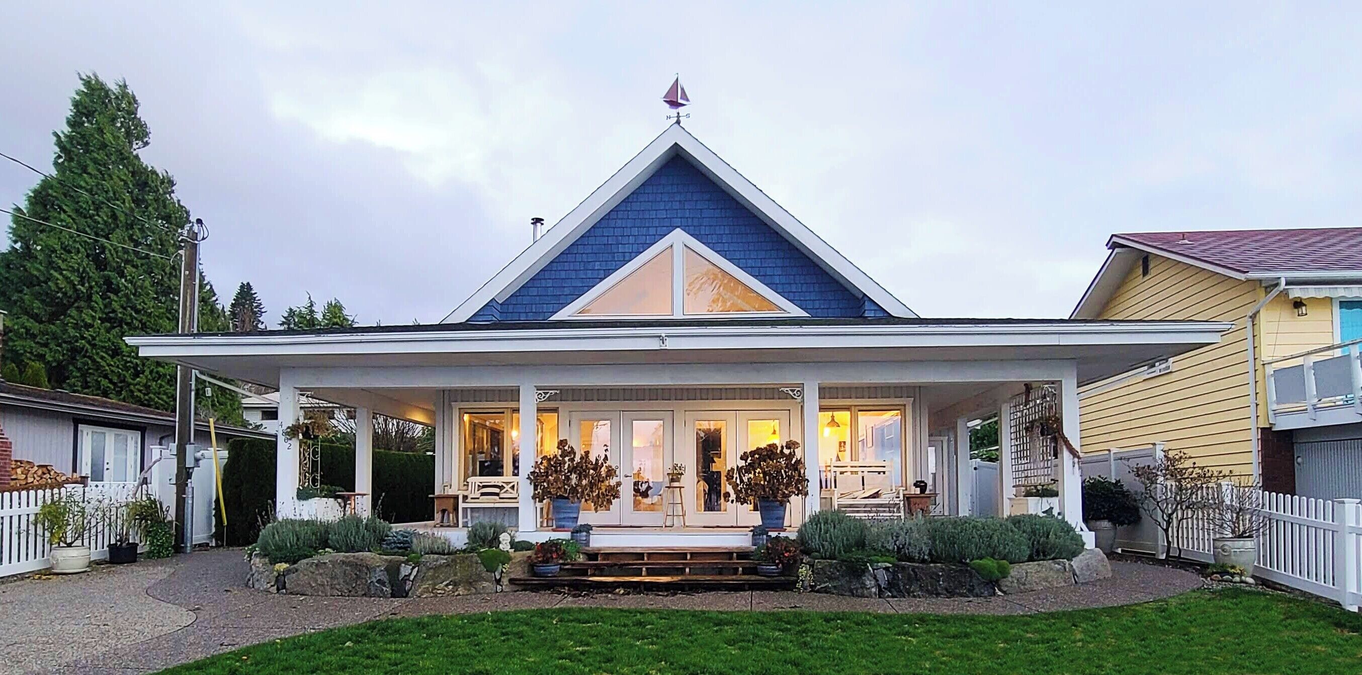 高級寝具、羽毛の掛け布団、ピロートップベッド、デスク