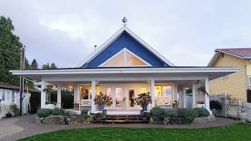 Premium bedding, down comforters, pillowtop beds, desk