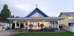 Premium bedding, down comforters, pillowtop beds, desk - Oceanside Villas (Sechelt)