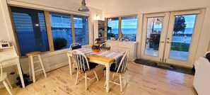 Blackout drapes, iron/ironing board, free WiFi, bed sheets - Oceanside Villas (Sechelt)