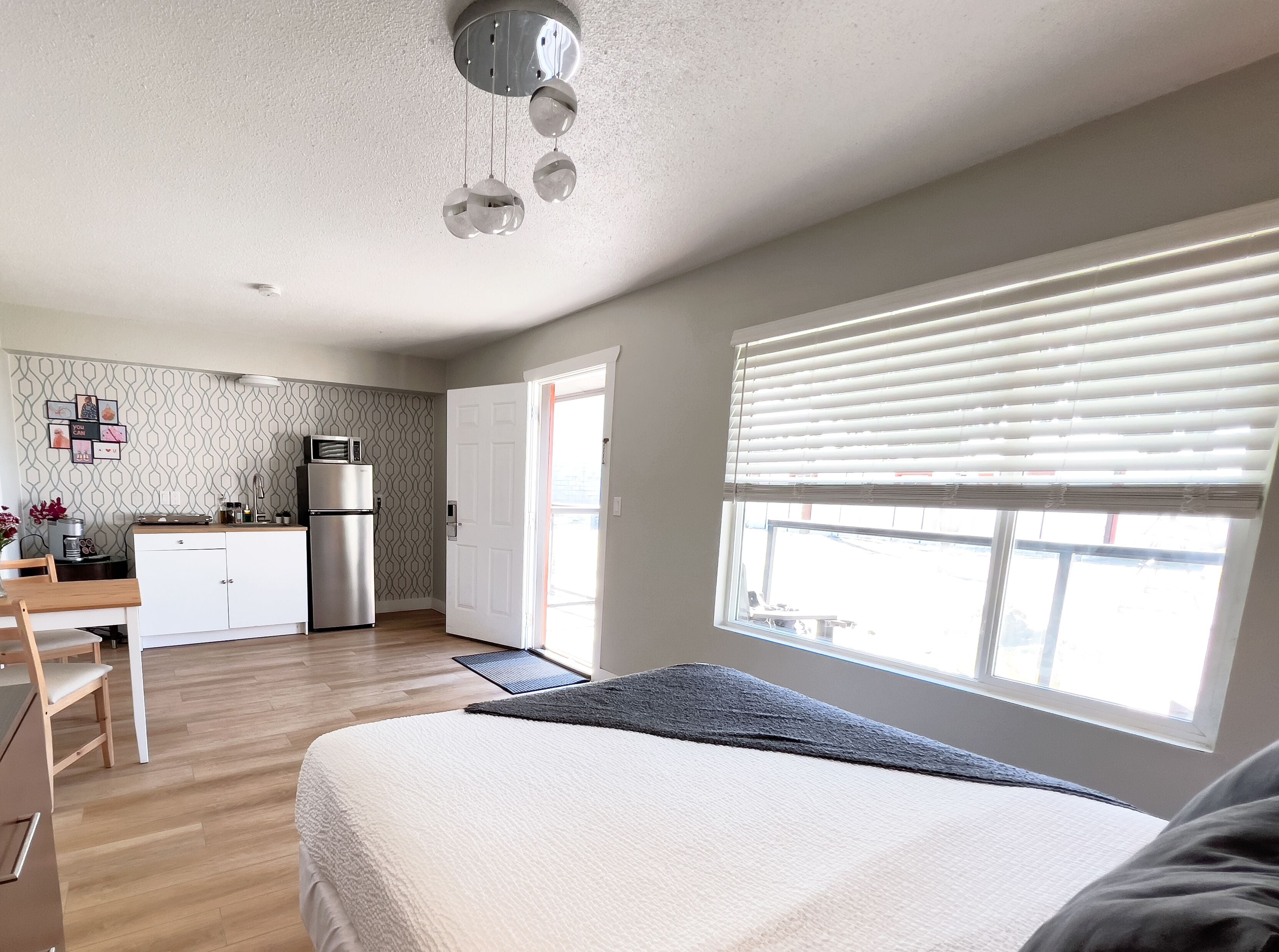 Villa, cuisinette, vue sur le jardin | Aire de séjour | Téléviseur à écran plat de 32 po avec télévision par câble, téléviseur