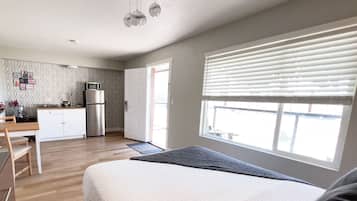 Villa, cuisinette, vue sur le jardin | Aire de séjour | Téléviseur à écran plat de 32 po avec télévision par câble, téléviseur