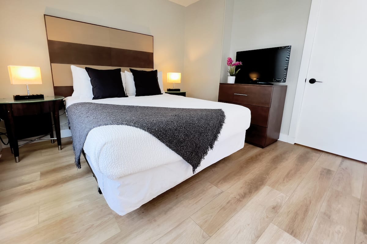 Family Villa w/ Kitchenette, 2 Queen Beds | Premium bedding, down comforters, pillowtop beds, desk