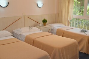 Quarto triplo standard | Cofres nos quartos, quartos à prova de som, Wi-Fi de cortesia