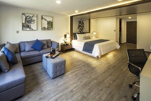Phòng Suite Junior, 1 giường cỡ king, quang cảnh thành phố | Khu phòng khách | TV màn hình phẳng 50-inch có truyền hình cáp, TV 