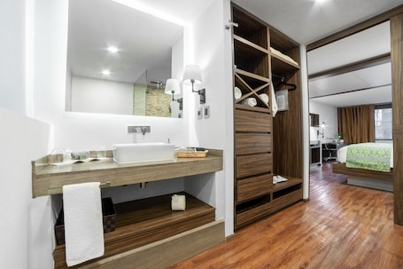 Junior Suite, 1 King Bed, City View | Bathroom | Shower, free toiletries, hair dryer, bathrobes