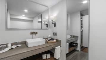 Junior Suite, 1 King Bed, City View | Bathroom | Shower, free toiletries, hair dryer, bathrobes