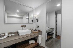 Junior Suite, 1 King Bed, City View | Bathroom - Flow Condesa (Mexico City)