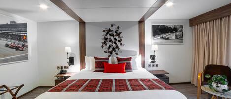 Executive suite, 1 kingsize bed, balkon | Een kluis op de kamer, een bureau, een laptopwerkplek