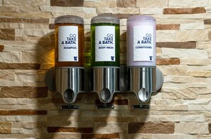 Suite junior, 1 cama de matrimonio grande, vistas a la ciudad | Baño | Ducha, artículos de higiene personal gratuitos y secador de pelo