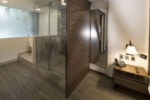 Phòng Suite Executive, 1 giường cỡ king, ban công | Phòng tắm | Buồng tắm vòi sen, đồ dùng nhà tắm miễn phí, máy sấy tóc 