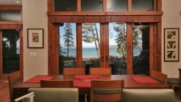 House, 3 Bedrooms | In-room dining