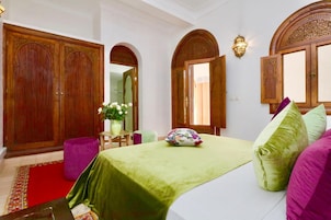 Ropa de cama de alta calidad, wifi gratis y decoración personalizada