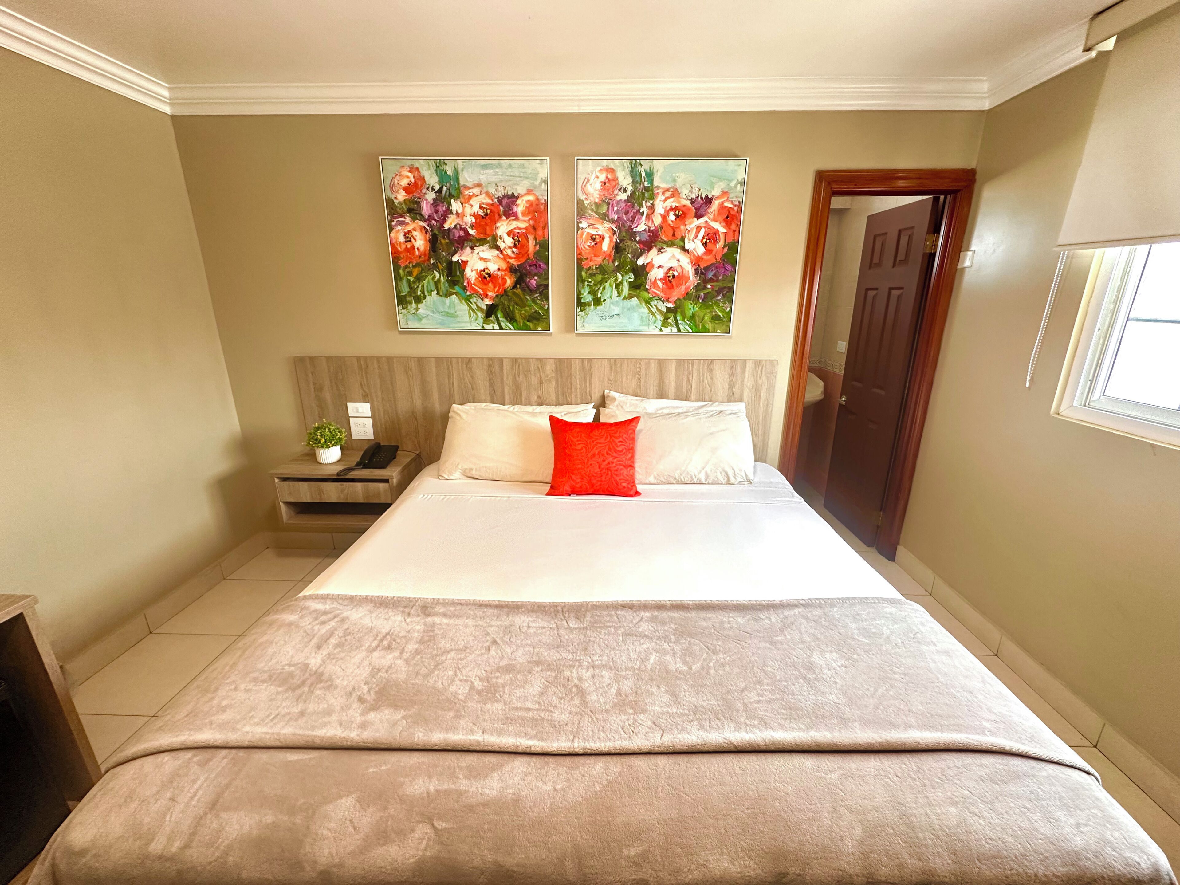 Superior Room, 1 King Bed | In-room safe, desk, blackout drapes, rollaway beds