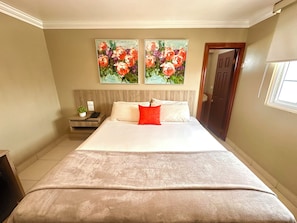 Superior Room, 1 King Bed | In-room safe, desk, blackout drapes, rollaway beds - Hotel Andros (Colon)