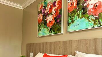 Habitación superior, 1 cama King size | Caja de seguridad en la habitación, escritorio y cortinas blackout