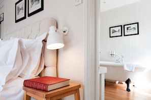 Escritorio, wifi gratis y ropa de cama