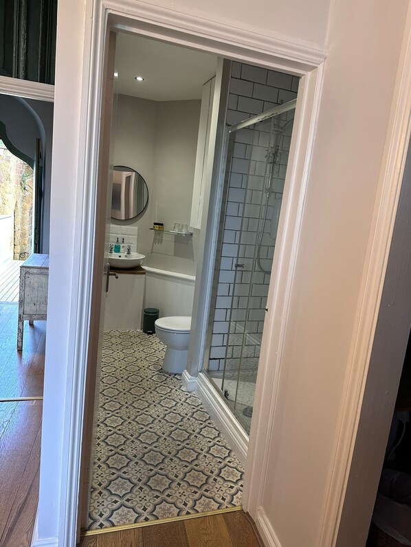 A bathroom with a shower, toilet, and sink. - Castle at Edgehill (Banbury)
