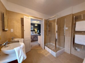 Double or Twin Room, Garden View (Nine Maidens) | Bathroom | Free toiletries, hair dryer, bathrobes, slippers - Boscastle House (Boscastle)