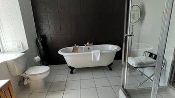 Un baño moderno con bañera, inodoro y ducha.