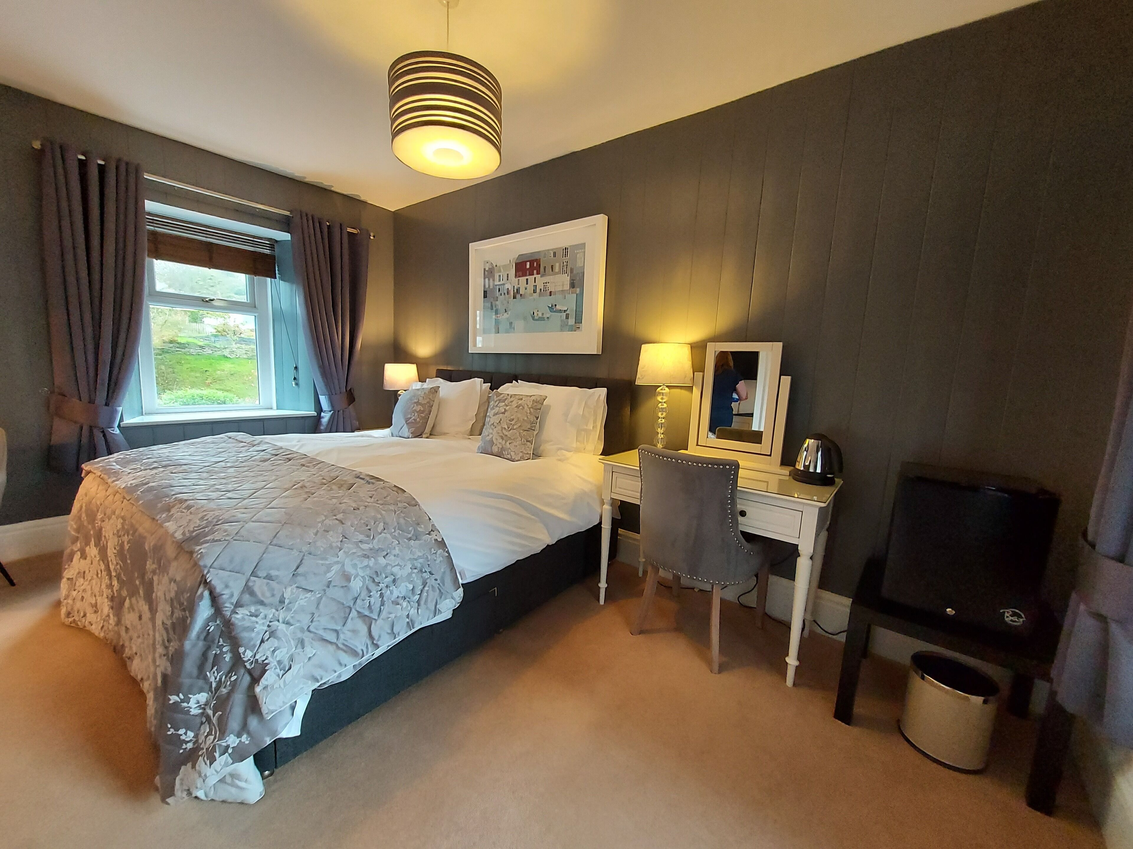 بديكورات فريدة لكل غرفة وطراز فريد لكل وحدة ومكتب وستائر تعتيم