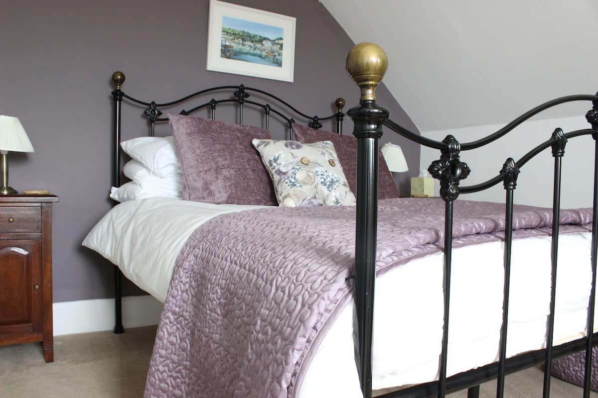 Double Room (Iseult) | Desk, blackout drapes, iron/ironing board (on request)
