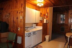 Stuga - 1 sovrum (Cabin 7 or 8 - In Room Hot Tub) | Eget kök | Mikrovågsugn, kaffe- och tebryggare, brödrost och grytor/köksredskap