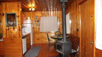 Standard Cabin (Cabin 4) | Private kitchen | Microwave, coffee/tea maker, toaster, cookware/dishes/utensils