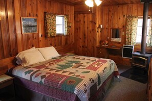 Deluxe-studiolejlighed - 1 kingsize-seng (Cabin 10 - In Room Hot Tub) | Senge med madrasser af memory foam, lydisolering, gratis Wi-Fi, sengetøj