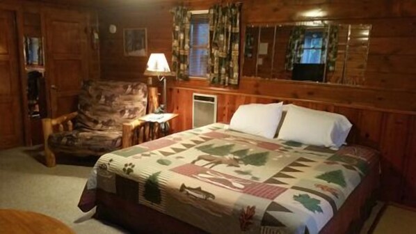 Studio, 1 King Bed (Cabin 1) | Memory foam beds, soundproofing, free WiFi, bed sheets