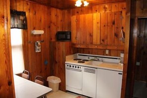 Cottage dành cho gia đình (Cabin 11) | Bếp riêng | Lò vi sóng, dụng cụ pha cà phê/trà, lò nướng bánh mì