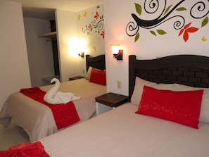 Quarto básico, 2 camas de casal | Wi-Fi de cortesia, roupa de cama