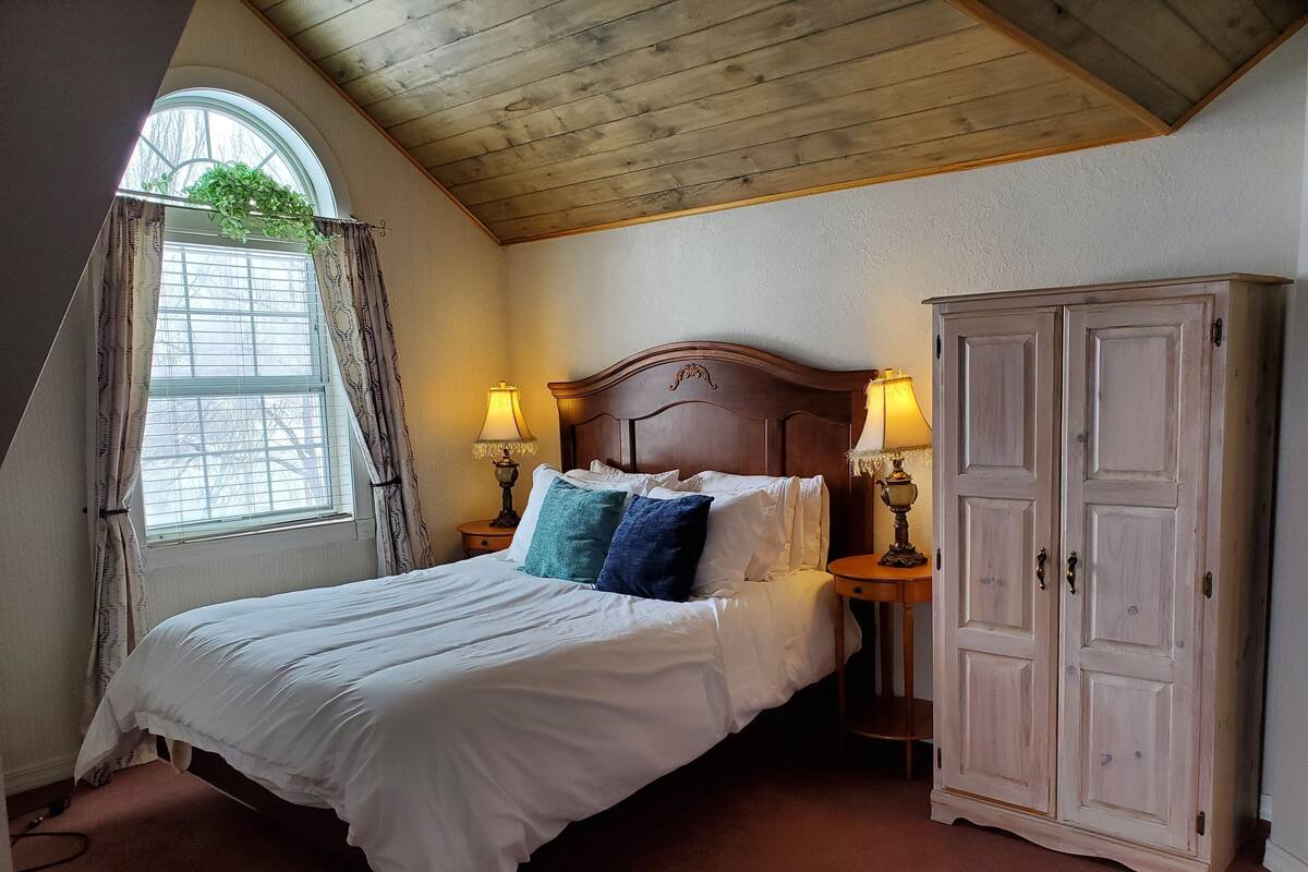 Chambre, 1 grand lit, non-fumeurs, salle de bains privée | Literie de qualité supérieure, couette en duvet d'oie