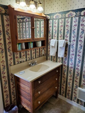 Chambre, 1 grand lit, non-fumeurs, salle de bains privée | Salle de bain | Articles de toilette gratuits, sèche-cheveux, serviettes fournies
