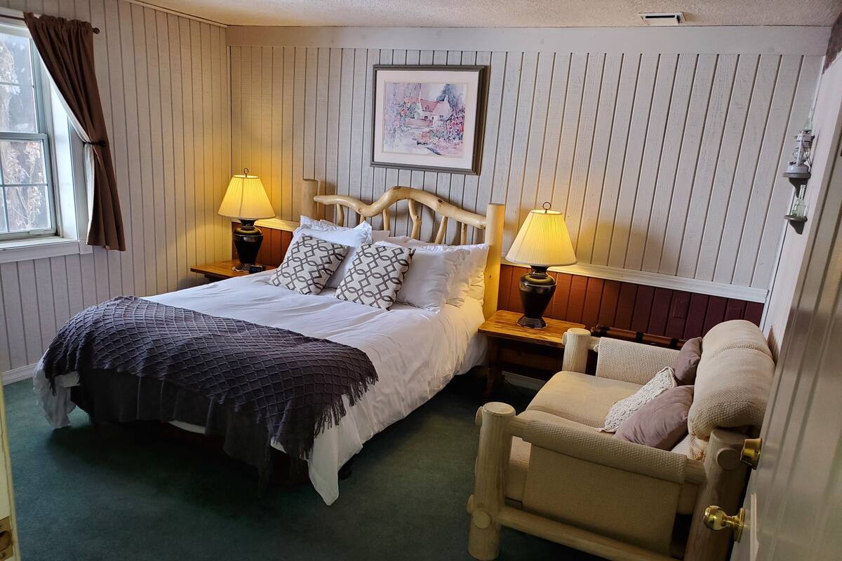 Chambre, 1 grand lit, non-fumeurs, salle de bains privée | Literie de qualité supérieure, couette en duvet d'oie