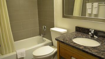 Standard Room, 1 Queen Bed, Non Smoking | Bathroom | Combined shower/tub, towels