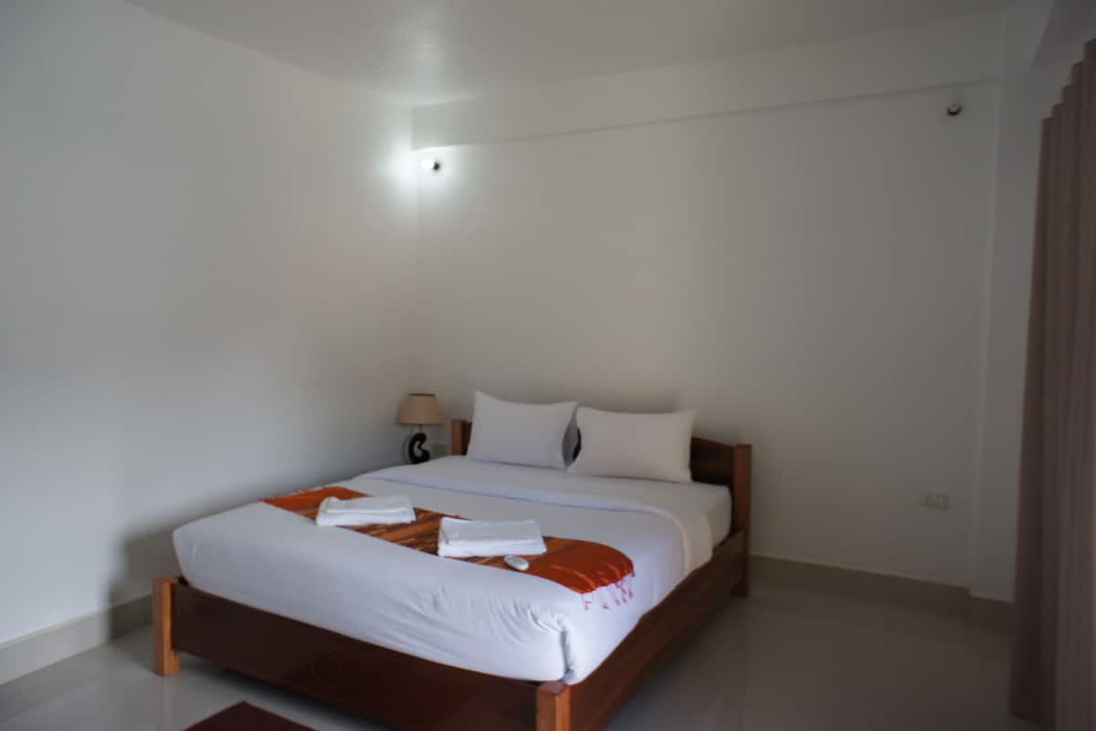 Phòng đơn, ban công | Minibar, bàn, truy cập Internet không dây miễn phí, bộ trải giường