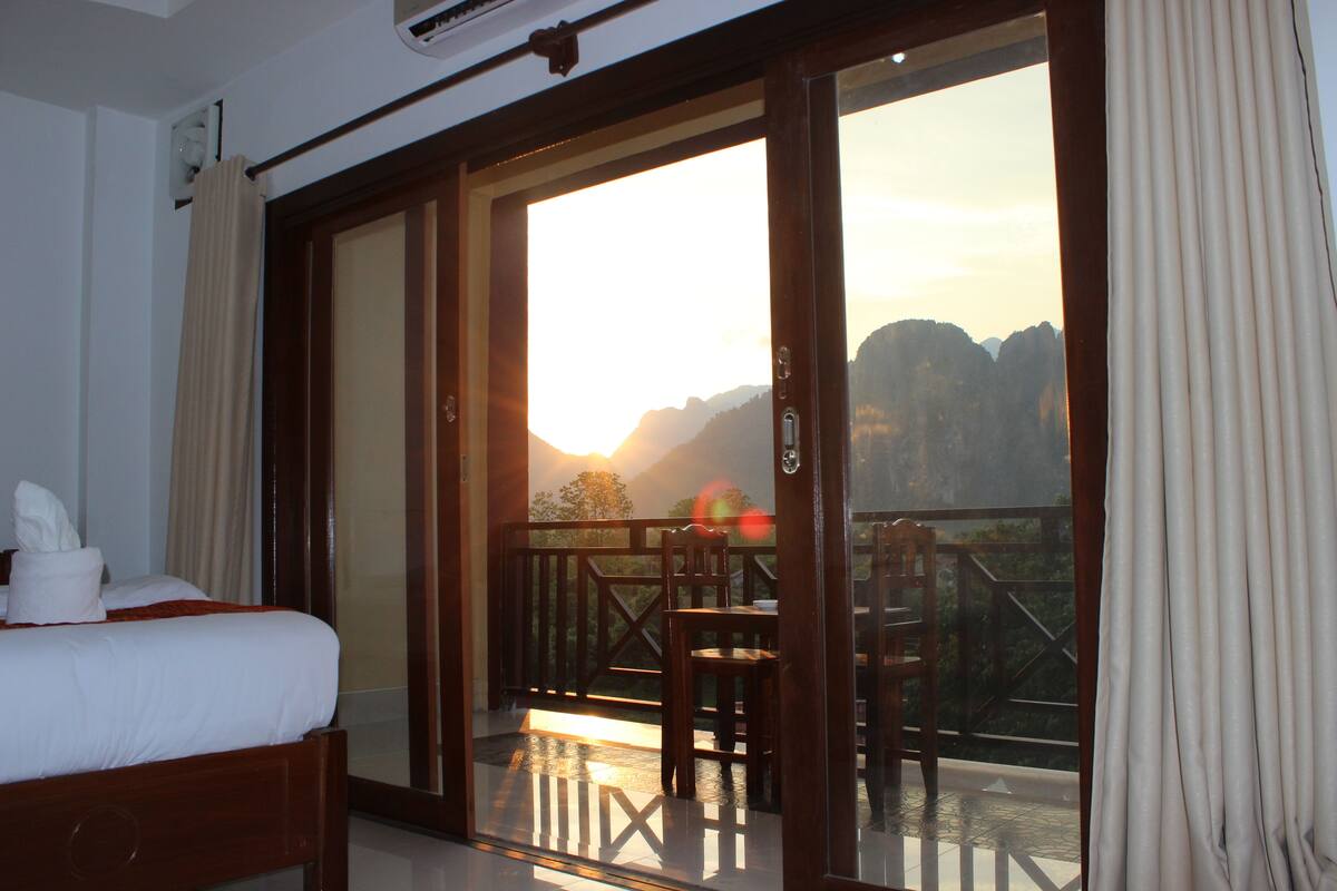 Minibar, desk, free WiFi, bed sheets