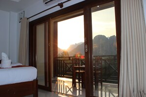 Minibar, desk, free WiFi, bed sheets - The Grand Riverside Hotel (Vang Vieng)
