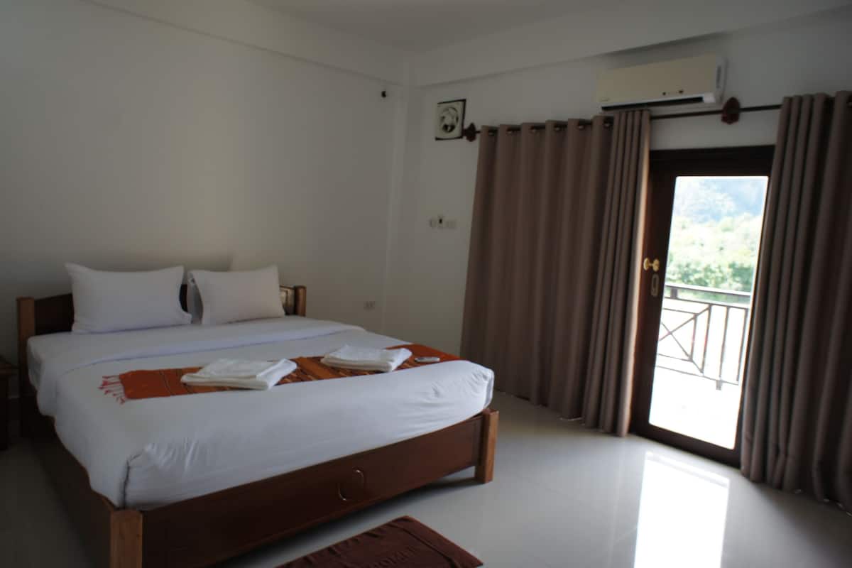 Minibar, bàn, truy cập Internet không dây miễn phí, bộ trải giường