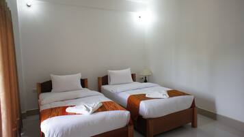 Twin Room, Balcony | Minibar, desk, free WiFi, bed sheets