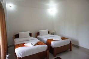 Chambre avec lits jumeaux, balcon | Minibar, bureau, Wi-Fi gratuit, draps fournis