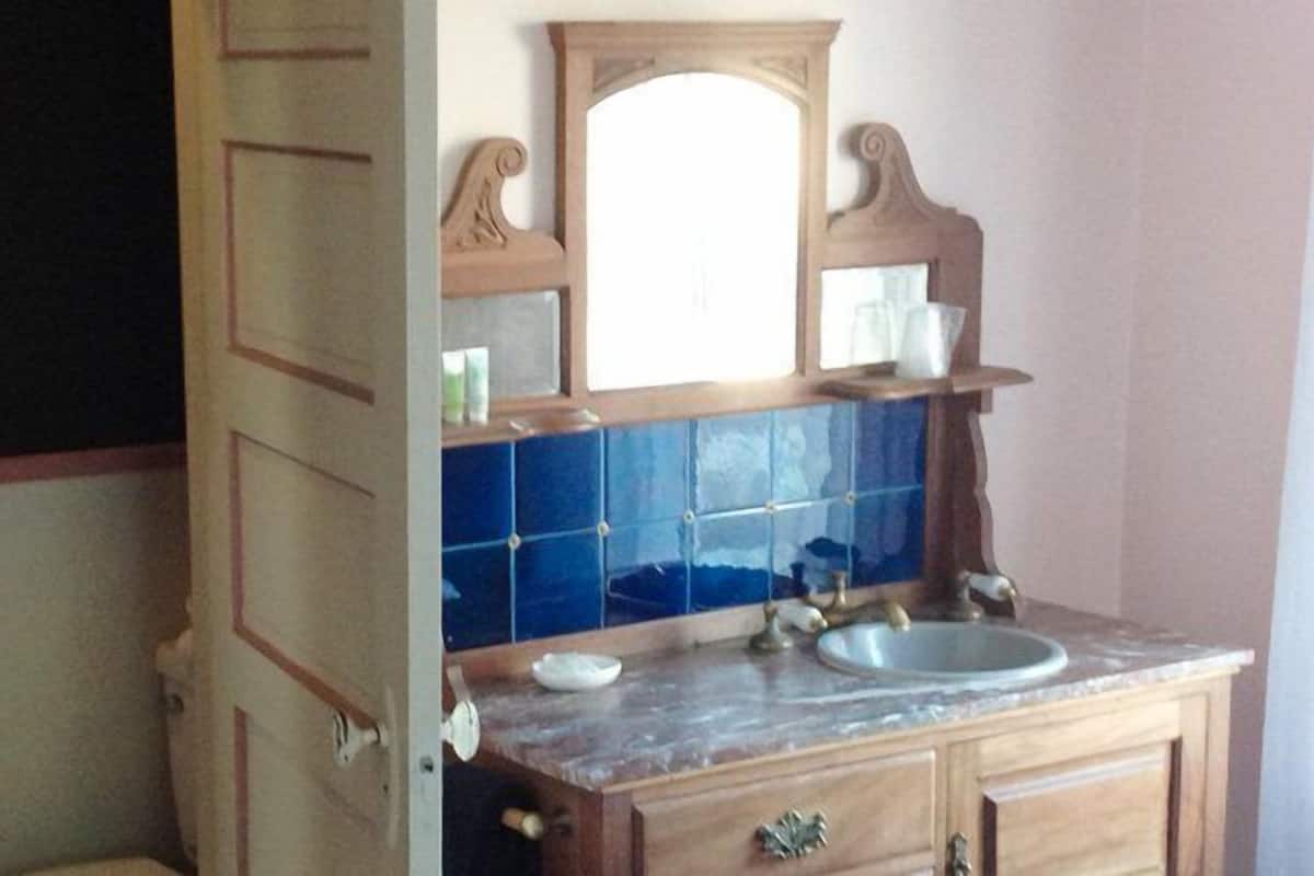 Chambre panoramique double, 1 grand lit, vue sur le port | Lavabo de la salle de bain