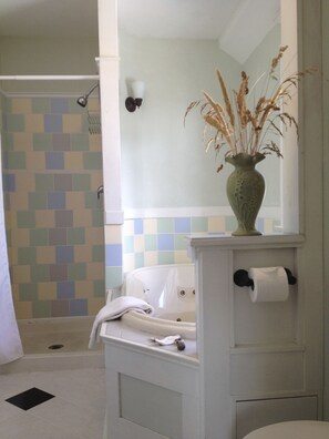 Panoramic Double Room, 1 King Bed, Jetted Tub, Bay View (No Pets) | Bathroom | Free toiletries, towels - Glenacres Inn (Westport)