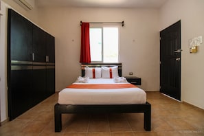 Kamar Basic | Dilengkapi dengan perabotan berbeda-beda dan ruang kerja ramah laptop
