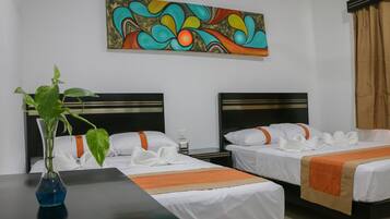 Perhehuone, 2 parisänkyä | Yksilöllisesti kalustettu, kannettavalle tietokoneelle sopiva työtila