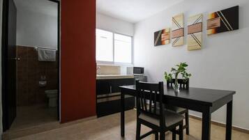 Departamento superior, 1 cama matrimonial | Baño | Regadera, amenidades de baño de diseñador, toallas